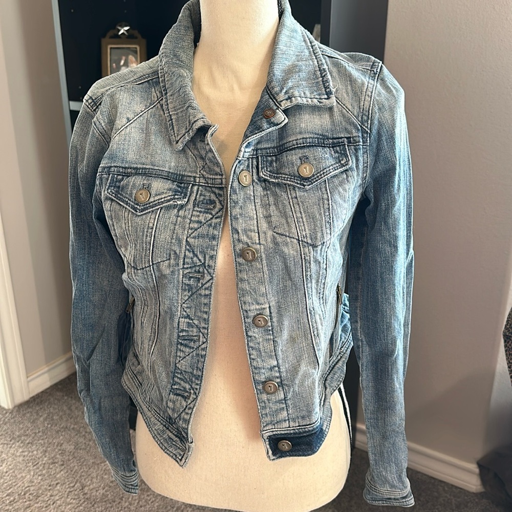 Super fun crop Jean jacket
